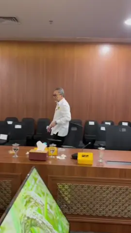 *Zulhas adalah contoh nyata kepemimpinan yang visioner dan menginspirasi.* Saat baru ada usulan agar rapat di Legislatif cukup air putih saja untuk efisiensi dan mengurangi sampah, Pak Zulkifli Hasan justru sudah menunjukkan langkah konkret. Beliau tidak hanya bicara, tapi langsung bertindak dengan menyelamatkan snack rapat yang masih layak dan membagikannya ke staf. @zul.hasan #ZulkifliHasan #HUTPAN #PartaiAmanatNasional #HUT80RI #foodwaste