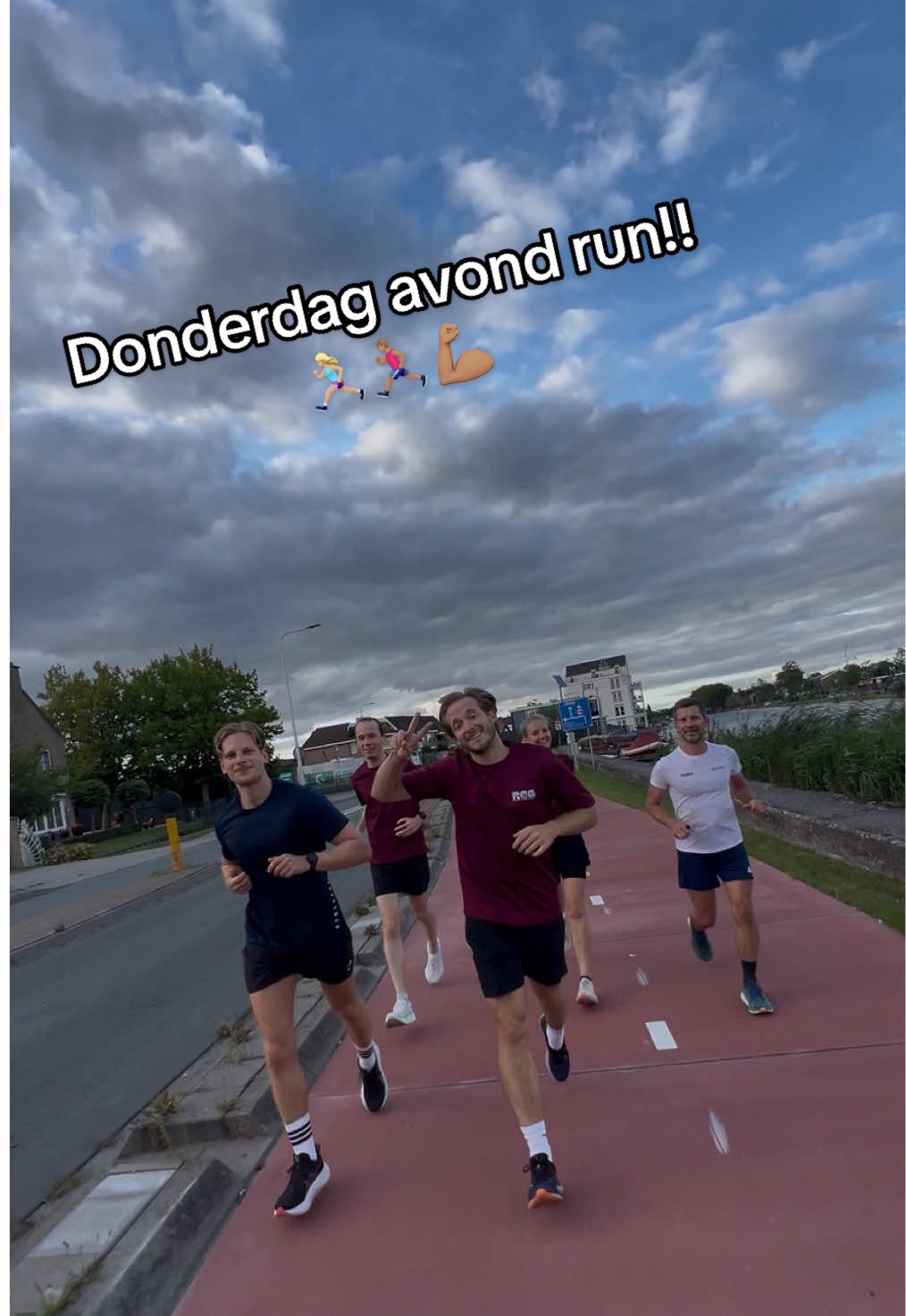 Gister liepen we weer gezellig 6 km in twee groepen: 🏃‍♀️ Tempo 5:45/km 🏃 Tempo 6:15/km (De 7:00-groep ging dit keer niet van start vanwege te weinig aanmeldingen). We hadden een nieuw rondje uitgezet en dat zorgde meteen voor mooie resultaten: 2 PR’s 🎉 én iedereen liep zelfs iets sneller dan het vooraf afgesproken tempo, en dat was voor iedereen goed haalbaar. Super goed gedaan allemaal! 🙌🔥 #runclub #gouda #Running #run #hardlopen 