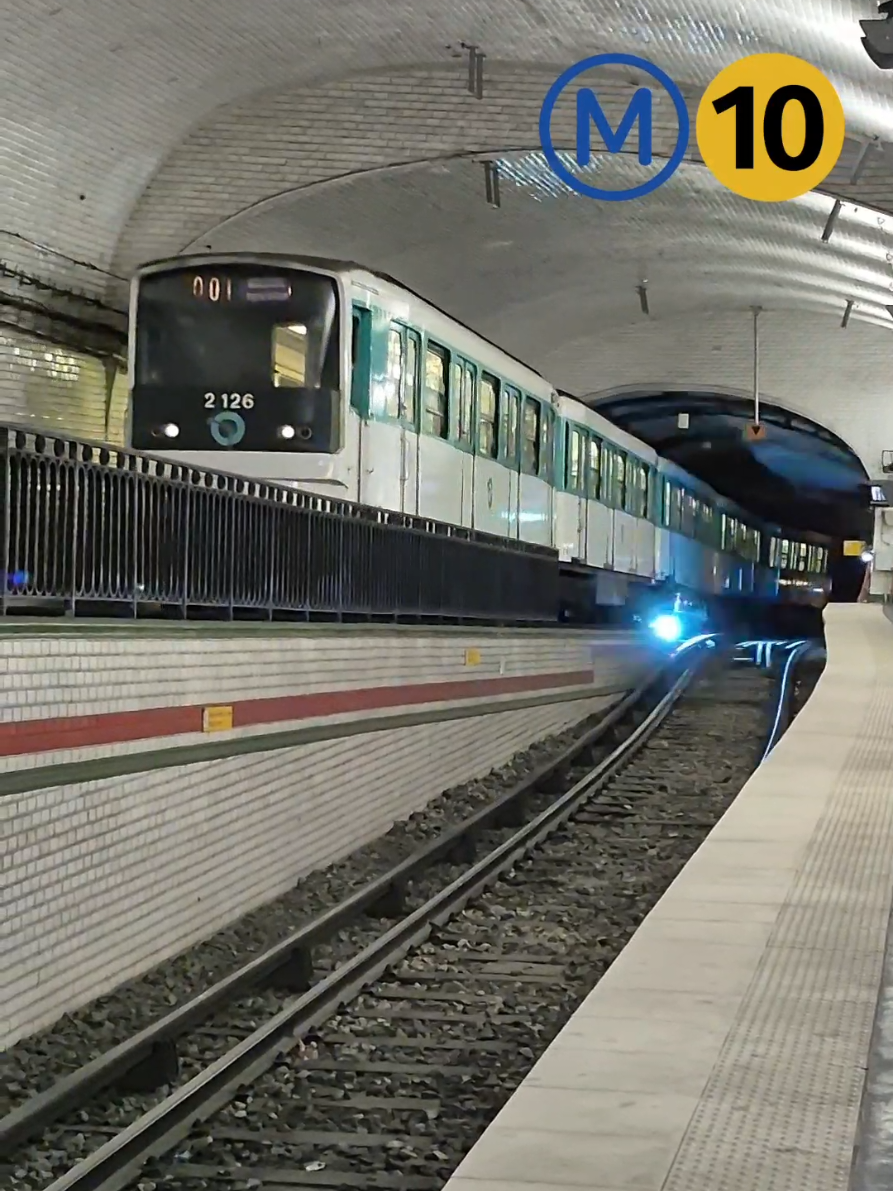 Métro ligne 10 : Toujours aussi spécial la vue dans cette station de métro #metro #mf67 #ratp #fyp 