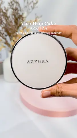 Two Way Cake yang gak akan bikin muka kamu banjir sama minyak 🤭  AZZURA Two Way Cake sudah mengandung amazonian clay yang bisa menyerap minyak di wajah kamu loh sist 🥰 Yuk cobain!  #SatuUsapanStunning #DiscoverTheDifferences #AZZURACosmetics #twowaycake #twcviral 