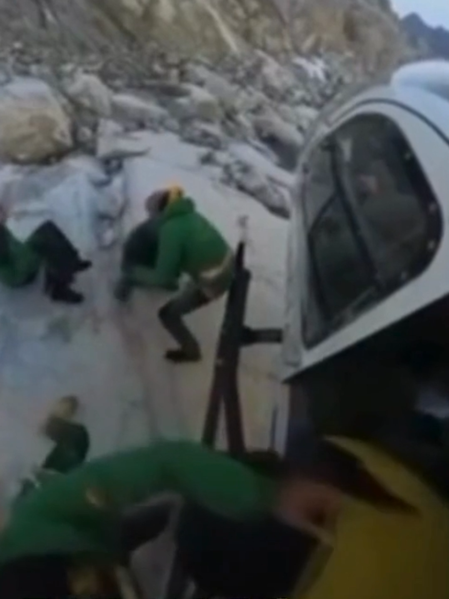 Rescatan en helicóptero a 4 montañeros con hipotermia tras sufrir una tormenta en los Pirineos: decidieron realizar la excursión a pesar de los avisos naranja de la Aemet #noticias #noticiastiktok #news