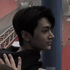 Pov: Seatap tapi terasa asing. Begitulah kehidupanmu bersama Jay yang kamu lihat sebagai sosok Jake. Kamu pada awalnya tak ingin menerima semua ini. Namun, saat menatap foto Jake yang tersenyum ketika memelukmu—membuat kamu sadar. Ini bukan yang ia inginkan. Dia berharap kamu bahagia. Berharap kamu menemukan secercah harapan di tengah lembah kegelapan.  Dan keputusan dibuat. Kamu ingin benar-benar menjadi istri Jay. Bukannya kamu melupakan Jake, itu tidak akan pernah terjadi. Kamu hanya ingin bahagia, mungkin salah satunya menemukan sosok Jake dalam diri Jay. Setiap pagi kamu selalu membuatkan roti, kopi untuk Jay dan menyetel pemanas ruangan berharap hawa dingin yang sebelumnya memenuhi rumah ini sirna. Ada usaha kecil dari bibirmu, tapi masih terlihat rapuh. Alih-alih mendapat balasan, ia sama sekali tak melirikmu. Kamu tahu ini juga berat baginya. Dimana ia masih ingin bebas kesana kemari, kini malah terjebak dalam pernikahan yang tak pernah dibayangkan. Waktu terus berjalan. Usahamu tak pernah putus. Pelan-pelan, tak ingin terlihat memaksakan diri. Setiap pagi selalu ada sarapan, senyuman, sapaan meskipun tahu tak akan pernah dilirik olehnya. Terkadang diam-diam kamu menangis di dalam toilet memeluk foto Jake. Perasaan rindu bertubi-tubi dihantamkan padamu. Berharap sosoknya datang, memelukmu—menenangkan dirimu. Namun, yang tidak kamu ketahui adalah Jay juga diam-diam mendengar tangisanmu. Ia merasa bersalah berperilaku dingin, tapi lebih bersalah lagi jika ia memperlakukanmu sebagai istri. Ia rasa tak pantas mendapatkan tempat yang sedari awal milik Jake. Setiap mendengar tarikan napasmu, dadanya ikut terasa ngilu seolah ada belati yang menusuk. Pada suatu malam, pertengkaran hebat terjadi begitu ia tiba di rumah. Kamu tak lagi tahan dengan sikapnya. Perasaan sesak mendekam di dadamu. “Jay, sampai kapan kamu mau kayak gini?!” suaramu meninggi, tanganmu mengepal menahan air mata. Ia berhenti melepas dasi, menoleh dengan wajah dingin. “Kayak gini apanya? Aku cuma hidup sesuai porsi aku. Nggak ada yang salah.” “Kamu pikir diam-diam begini nggak bikin aku tersiksa?!” kamu mendekat, dadamu naik turun. “Setiap hari aku berusaha—masakin sarapan, nungguin kamu pulang, nyoba ngajak ngobrol… tapi kamu tetap aja dingin. Aku ini istri kamu atau cuma orang asing di rumah sih?!” Jay tertawa getir, suaranya pecah. “Istri?” Ia menatapmu dengan sorot tajam. “Dengar baik-baik, kamu bukan pilihan aku. Kamu itu… sisa! Sisa dari Jake yang kebetulan dipaksa masuk ke hidup aku!” Kata-katanya menampar lebih keras dari pukulan. Kamu terpaku, tubuhmu bergetar. “Kamu—kamu tega ngomong gitu…” “Tega?” Jay mendengus, langkahnya maju mendekat sampai jarak kalian hanya sejengkal. “Kamu juga sama. Dari awal, kamu nggak pernah lihat aku. Yang kamu lihat cuma Jake. Setiap kali mata kamu berhenti di wajah aku, aku tau… kamu berharap aku itu dia.” Suaranya serak, matanya berkaca-kaca meski ia mencoba menahannya. Air matamu jatuh deras. “Aku memang masih lihat Jake di kamu, Jay… tapi itu karena aku kehilangan dia. Karena itu aku hancur! Aku cuma berusaha bertahan…” “Dengan jadiin aku bayangan Jake?!” teriaknya, membanting tangan ke meja sampai bunyi dentuman menggema. “Aku bukan Jake, Y/N! Aku Jay! Aku punya hidup sendiri, bukan pengganti siapapun!” 