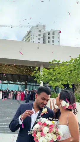 ඒ දෙන්නා මල් වැස්සේ තෙමෙනවා ❤️🌸 @Nadeemal_Music #wedding #viral #foryou #trending #fyp 