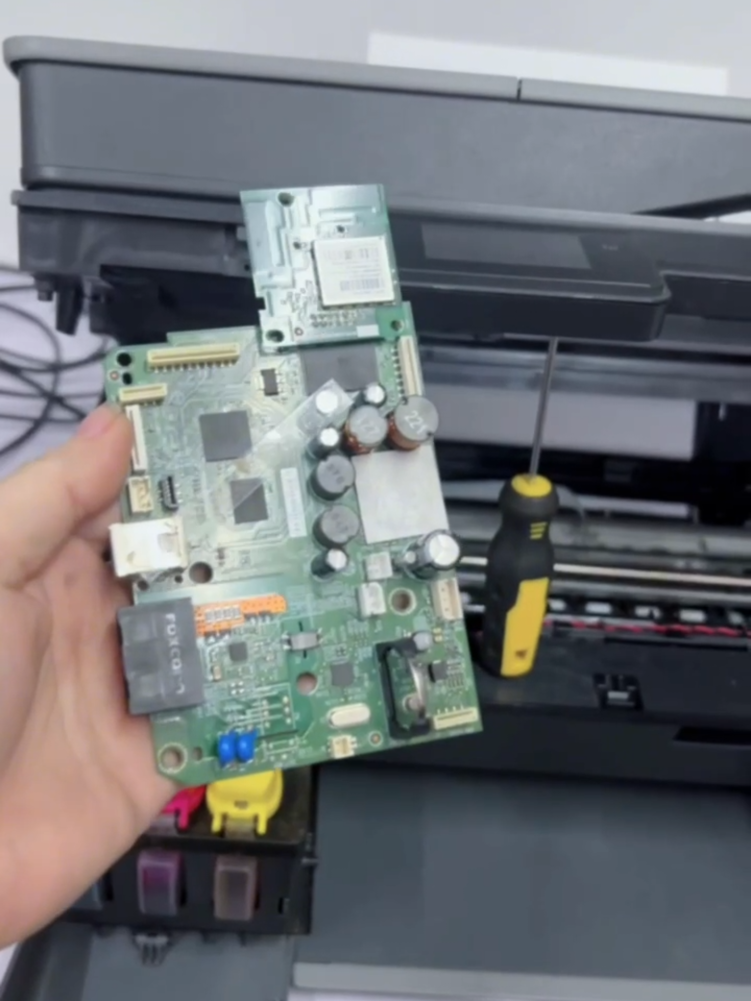 HP Smart Tank 615 – no power ⚡ Mainboard checked, components damaged dahil sa power surge. 🔧 Pinalitan ang board = fixed ✅ #PrinterRepair #HP #BoardRepair #TechFix #InforizTech 