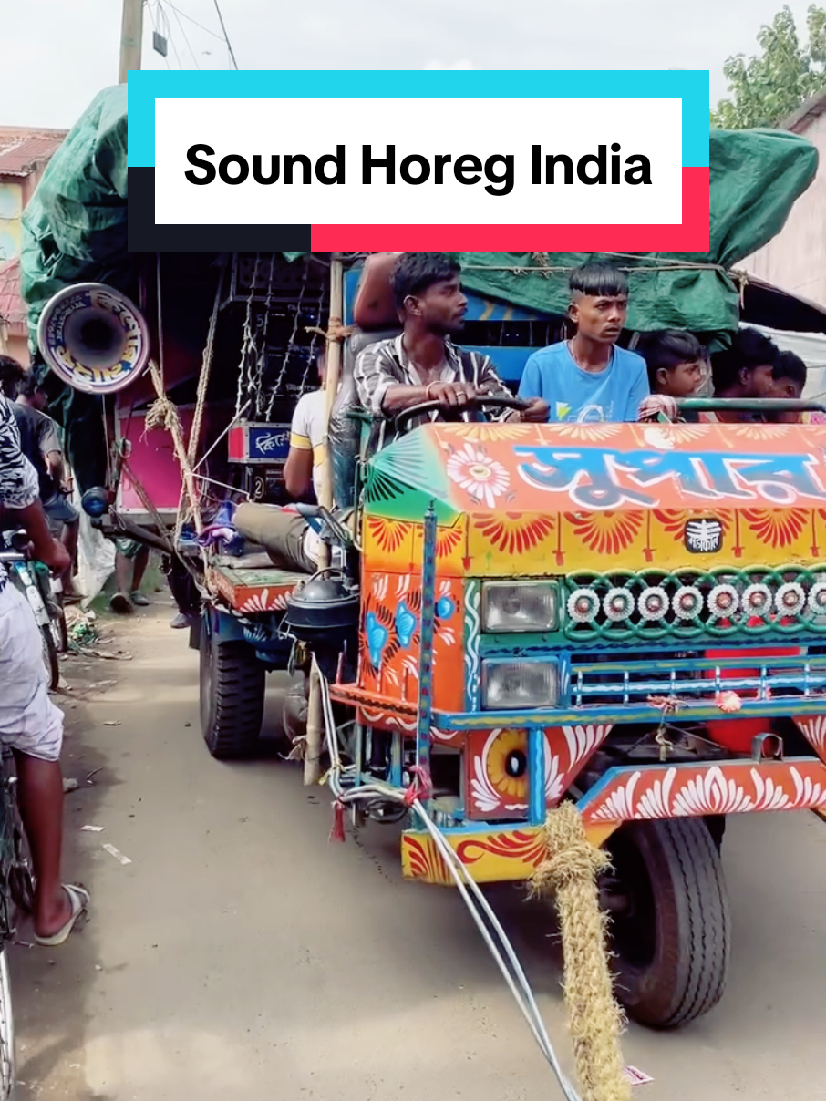 Karnaval sound horeg India biasanya identik dengan suasana meriah, penuh musik keras, dentuman bass yang menggema, serta hiasan warna-warni khas ala pesta jalanan. Dalam karnaval ini, truk atau mobil pick up dihias dengan pernak-pernik lampu kelap-kelip, kain warna mencolok, dan ornamen ala India. Musiknya memakai lagu-lagu India bergenre dangdut remix, DJ, atau bollywood beat, yang membuat orang di sekitar ikut berjoget. Anak muda biasanya berkumpul di sekitar sound horeg ini, menari sambil melompat mengikuti irama. Suasananya ramai, penuh energi, bahkan kadang terasa seperti pesta jalanan mini di tengah karnaval HUT RI atau acara desa. #hiburan #karnavalsound #soundviral #soundhoreg #hiburan 