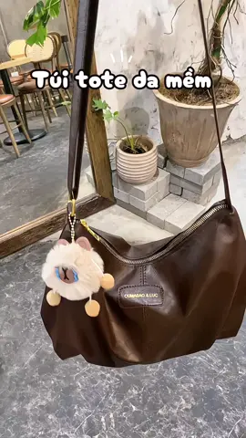 Lúc nhận hàng shop sẽ để charm ở trong túi sau đó mí bà tự gắn nha. Tui mua vì thấy rẻ quá mà lúc nhận hàng ưng quá trời. Màu nâu nhìn vừa lạ, năng động mà dễ phối đồ cực #embe1m55 #genzreview95 #review #tuinuxinh #tuitote 