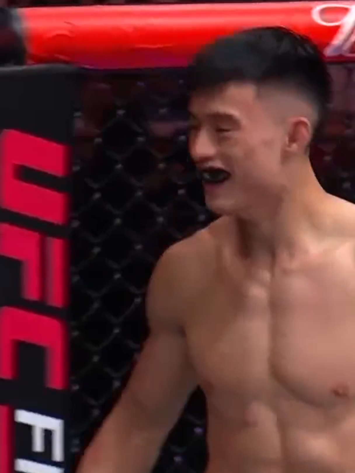 Lawrence Lui just booked his ticket to the RTU bantamweight final with a HUGE right hand 😮‍💨 #UFC #mma #rtu #roadtoufc