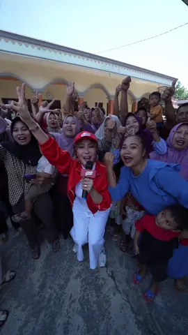 Seru banget lho, TokTokWouw di Demak minggu lalu..  selain grebek rumah, aku dan Mas Adam juga grebek toko yang setia jualan Royco. Makanya ibu-ibu dirumah, dan yang punya toko juga, jangan lupa stock terus Royconya ya.. siapa tau, rumah atau toko kalian yang didatangi Royco TokTokWouw minggu depan. komen disini, kira-kira daerah mana lagi ya, yang harus kita datengin ? @Ayam Roy by Royco Indonesia 