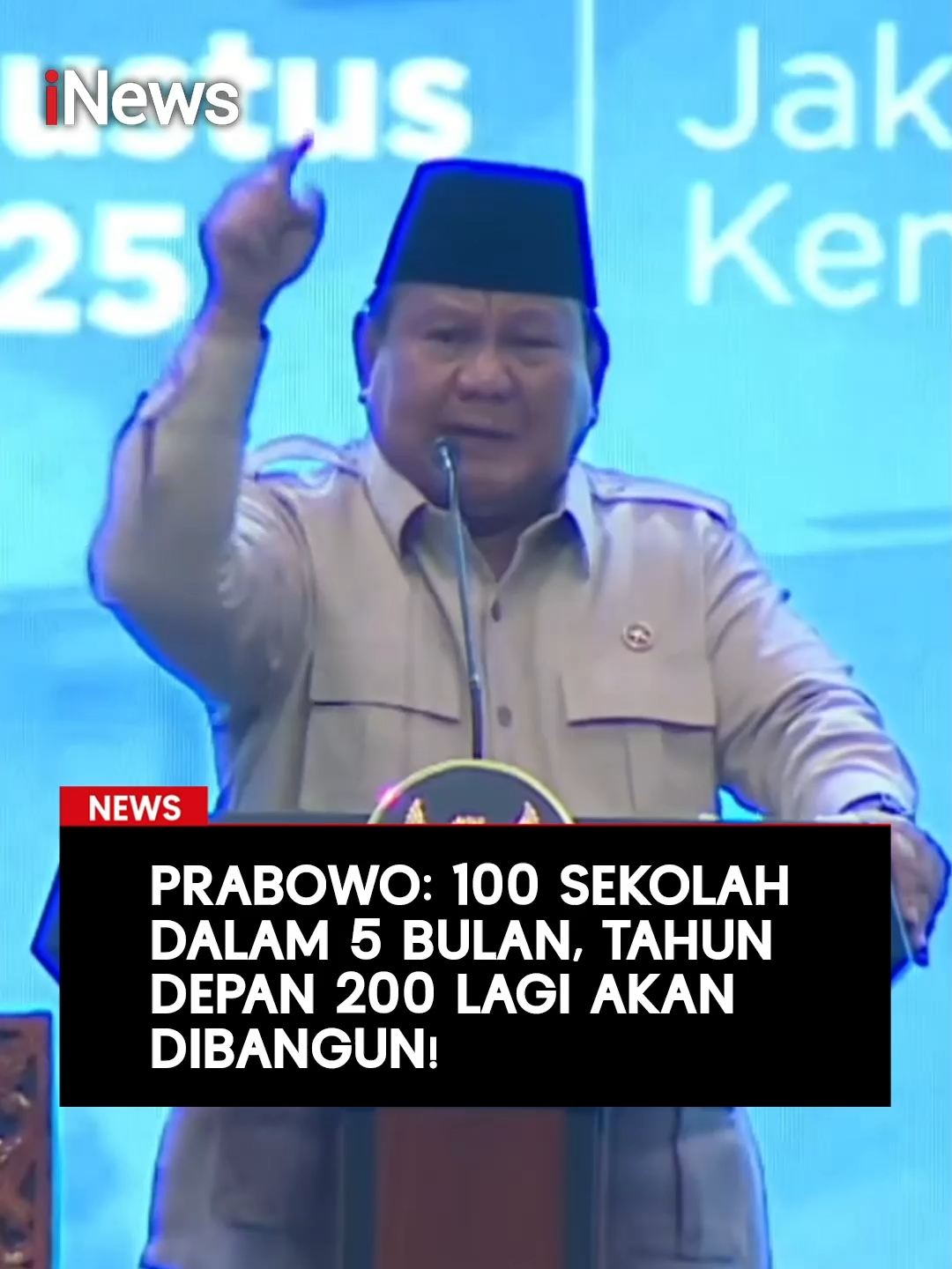 Prabowo Subianto menegaskan komitmennya dalam memperkuat sektor pendidikan nasional. Dalam pidatonya pada Jumat (22/8/2025) sore, ia menyebut bahwa dalam lima bulan terakhir, pemerintah berhasil membangun 100 sekolah baru di berbagai daerah. Langkah ini merupakan bagian dari prioritas utama untuk memperluas akses pendidikan bagi anak-anak Indonesia. Tak hanya berhenti di situ, Prabowo juga menargetkan pada tahun depan akan dibangun 200 sekolah tambahan. Ia menekankan pentingnya pendidikan sebagai fondasi kemajuan bangsa. Selain pembangunan fisik sekolah, pemerintah juga akan fokus pada peningkatan kualitas guru dan kurikulum. Prabowo berharap, dengan sinergi berbagai pihak, Indonesia mampu mencetak generasi unggul yang siap bersaing di kancah global. #Prabowo #pendidikanindonesia2025 #SekolahBaru #GenerasiEmas