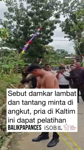 Seorang satpam bernama Risky di Samarinda, Kalimantan Timur menjadi viral karena komentarnya yang mengejek tentang pekerjaan Damkar Samarinda. Dalam video yang beredar, Risky terlihat memanggil petugas pemadam kebakaran lambat dan mengejek mereka. Menanggapi hal itu Damkar Samarinda memilih untuk mendatangi satpam tersebut dan menunjukkan secara langsung tantangan dan risiko tinggi yang dihadapi saat memadamkan api. Satpam itu diminta mencoba menangani selang api tekanan tinggi sendiri tapi gagal dan akhirnya terlempar, jatuh. Gimana menurut mu ces? 🙌 [ video: @damkar_samarinda ] #balikpapan #balikpapances #samarinda 