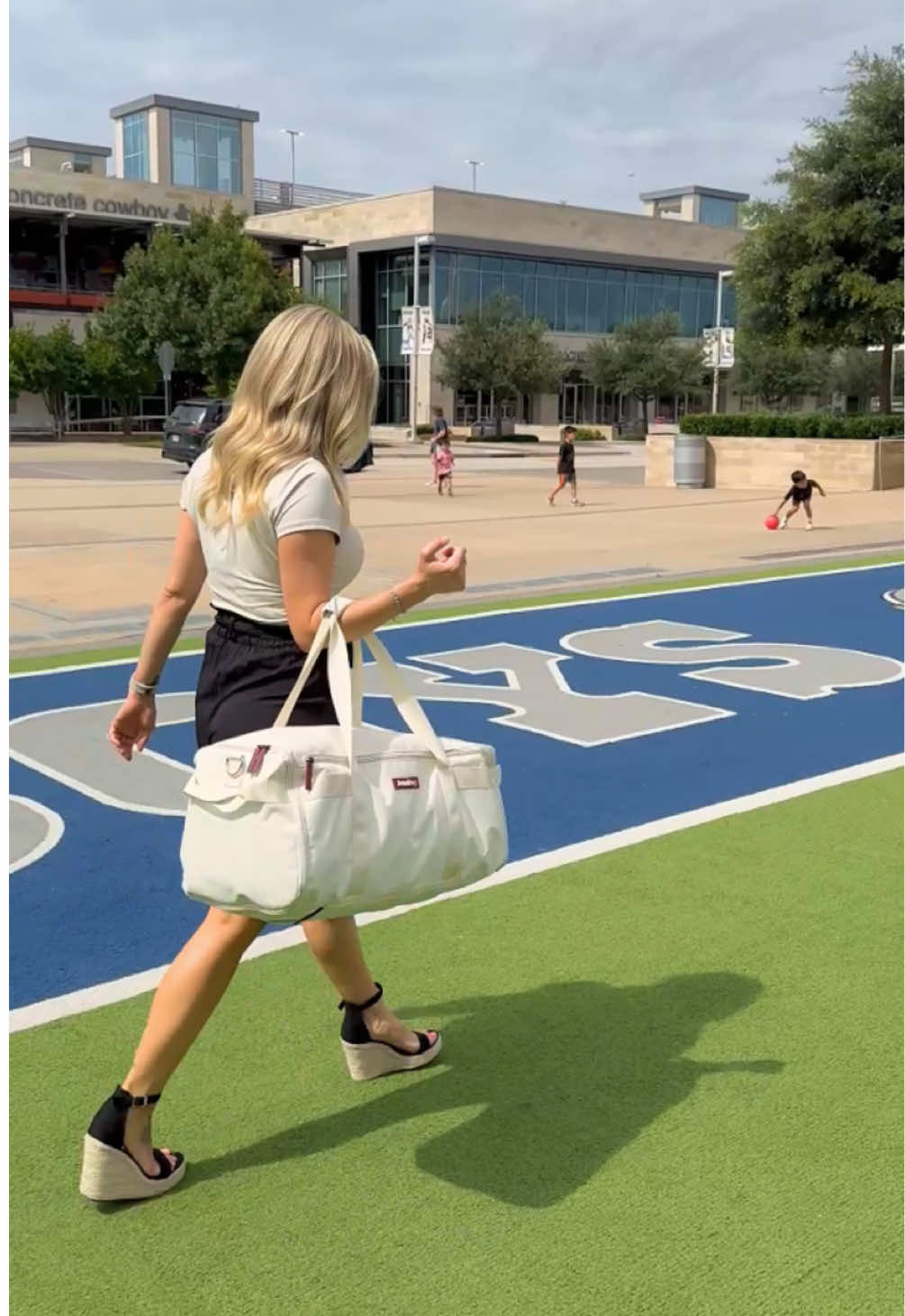 Click the LINK in my BIO to get 30% OFF (@myjennibag) 👈😉 If you tired of squeezing your clothes into your travel bag or dealing with wrinkled clothes on arrival, STOP SCROLLING FIRST ✋  Why you should choose JenniBag for your travel carry-on😌  ✅ No more wrinkles, just ready-to-wear outfits.  ✅ Pack for 10 days, plus a full dress EASILY in minutes  ✅ Saving you up to $45 on luggage space  Wait, does this bag meet the TSA regulation on my airport to bring this bag on plane?  NO WORRIES! JenniBag is TSA-compliant, making it perfect for plane travel ✈️ 😎 So what are you waiting for? 🥹  🔗 Click the LINK in our BIO (@myjennibag) 👈🏻 for a 30% OFF your JenniBag now! Don’t forget to SAVE this video so you can refer back to it when you’re ready to buy it 🌟 ____________________________________ #duffle #dufflebag #handbag #handbags #travelbags      
