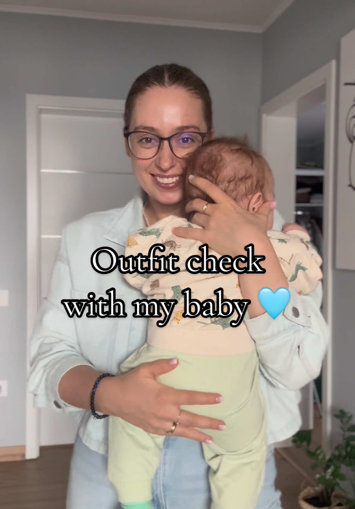 Pretty little baby 🩵 Hainutele noastre sunt de la @sinsayro , va las mai jos codurile ✨ :  Geaca denim : 504CX-05J Top: 630EU-07J blugi: 832BK-05J bluza sport bebe : 907DF-01X Pantaloni sport bebe : 050DG-07X #contentcreator #babyboy #sinsayro #sinsayromania #outfit    @sinsay 