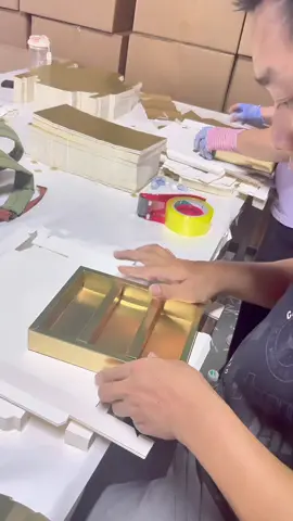 This man is very skilled at making packing boxes.👍 Printing and packaging source factory Customize packaging of various styles and sizes. One-stop service for design, printing and production Factory direct sales Welcome to inquire #LuxuryPackaging  #packaging #RigidBoxes #GiftBoxes #PremiumPackaging  #UVPrinting #BrandExperience#giftbox #packaging #paperbox #customizedbox #leatherbox #packagingdesign #packagingsolutions #customdisign #custombox #customdesigns #productpackaging #brandpackaging #luxurybox #packagingcraft #teabox #ordernow #packagingmanufacturer #assembly #boxprinting #gifts #packboxfactory #productpackaging