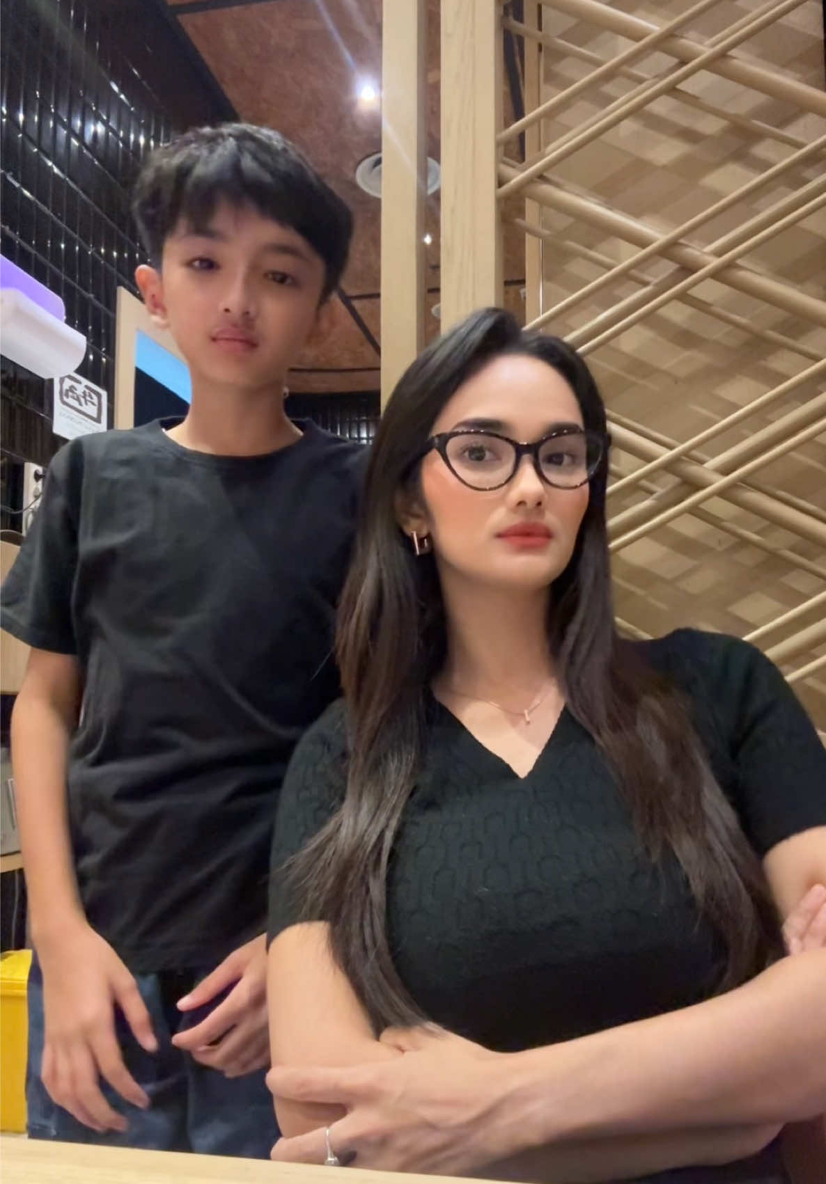 Sama kakaknya lagi mumpung mau karena abis diajak makan kesukaannya 😌🤏🏼 #fyp #fy #momandson 