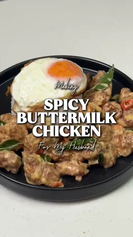 Spicy Buttermilk Chicken✨ Kalau salted egg itu gurih asin, yang ini pedes creamy bikin ketagihan! 🔥 Ayam paha fillet crispy golden brown dibalut saus buttermilk pedas creamy dengan keju leleh. Rasanya balance: gurih, pedes, creamy, nagih, puas! 🍛🍳 Next level comfort food yang wajib banget kalian coba! Bahan: Marinasi Ayam: 400gr fillet paha ayam 4sdm tepung serbaguna 1sdm bubuk cabe 1sdt kaldu ayam bubuk 1/2sdt garam Coating: Tepung serbaguna secukupnya Spicy Buttermilk Sauce: 1sdm margarin 3 siung bawang putih 3 siung bawang merah 3bh cabe rawit merah 2btg daun kari Susu full cream secukupnya 1/2sdt garam 1/2sdt bubuk cabe 1/2sdt kaldu jamur 1lbr keju slice 1sdm susu kental manis 1btr telur Kaldu jamur secukupnya #SpicyButtermilkChicken #SpicyButtermilk #ButtermilkSauce #ButtermilkChicken #ResepAyam      