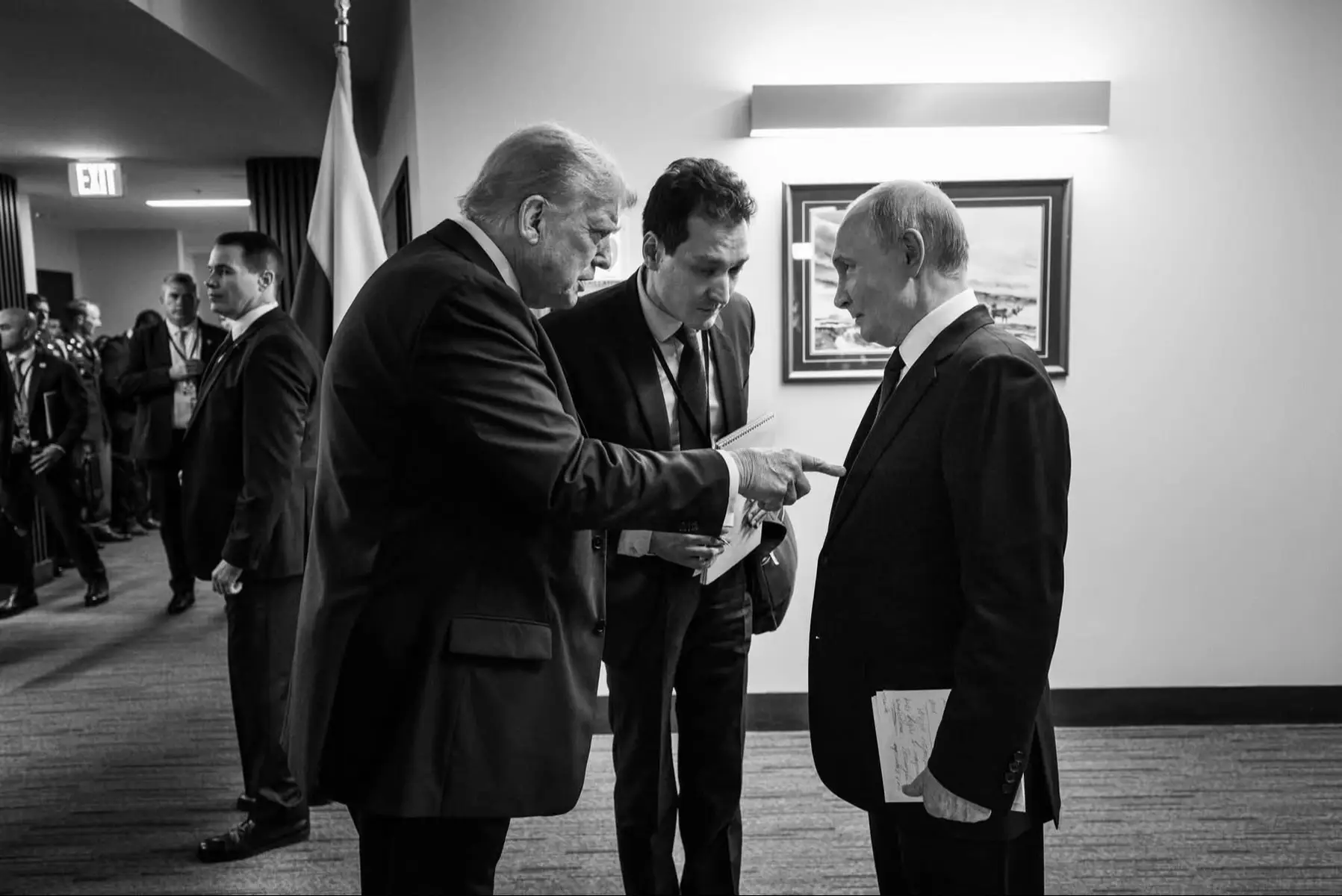TRUMP SCHIMBĂ JOCUL CU RUSIA  „Este imposibil să câștigi un război fără să lovești țara invadatoare.” – Donald J. Trump. Mesajul nu este doar o replică pentru Biden și eșecurile administrației democrate. Este un ultimatum pentru Kremlin: victoria Ucrainei nu înseamnă doar apărare, ci și ofensivă pe teritoriul rus. Iar fotografia postată de Trump, în care îl confruntă direct pe Putin, alături de celebra imagine Nixon–Hrușciov (1959), transmite clar simbolul: America vorbește din nou din poziție de forță. Pentru Moscova, asta înseamnă un singur lucru: pacea nu se face la Kremlin, pacea se face pe front – și în termeni americani. 🔻 Kremlinul știe că intrăm într-o nouă etapă: negocierile nu mai pot fi dictate de Rusia, ci de Washington. 🔻 Ucraina primește undă verde să lovească infrastructura rusă. 🔻 Doctrina nucleară a Moscovei e pusă la încercare. Istoria se repetă: Nixon vs. Hrușciov (1959) – Trump vs. Putin (2025). De data asta, însă, miza e războiul din Ucraina și echilibrul global.