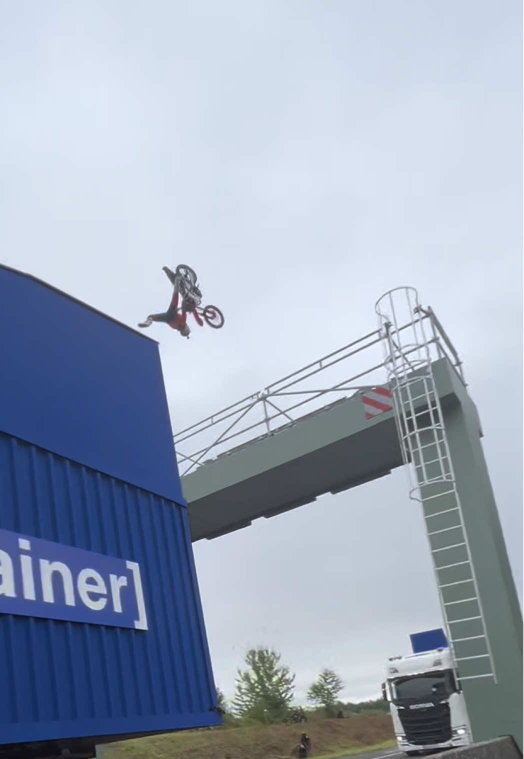 Zamisli vidjeti ovakav prizor na putu 🤯🙌 #redbull #dajetikriiila #energydrink #motorsports #backflip 