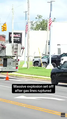 A man in Wilmington, North Carolina spotted leaking gas pipes – and seconds later, witnessed a massive explosion, sending debris in the air and people scrambling. Ian Cross, who captured the explosion on camera, appeared in disbelief at what he just saw. The gas pipes were ruptured when a man allegedly crashed his car into a veterinary clinic on Tuesday, August 19. 46-year-old Jason Lee Beach of Wilmington was charged with “DWI-felony serious injury, possession of drug paraphernalia, hit and run/leave scene, reckless driving, and failure to maintain lane,