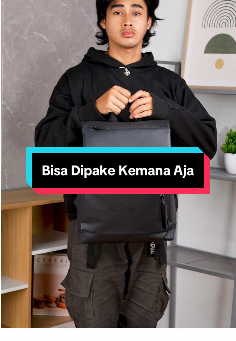 Definisi tas yang bisa dipake kemana aja 👌🏻 Backpack Ramos punya desain yang minimalis, muat kapasitas 18 liter, dan udah anti air #albaproject #tasransel #taslaptop 