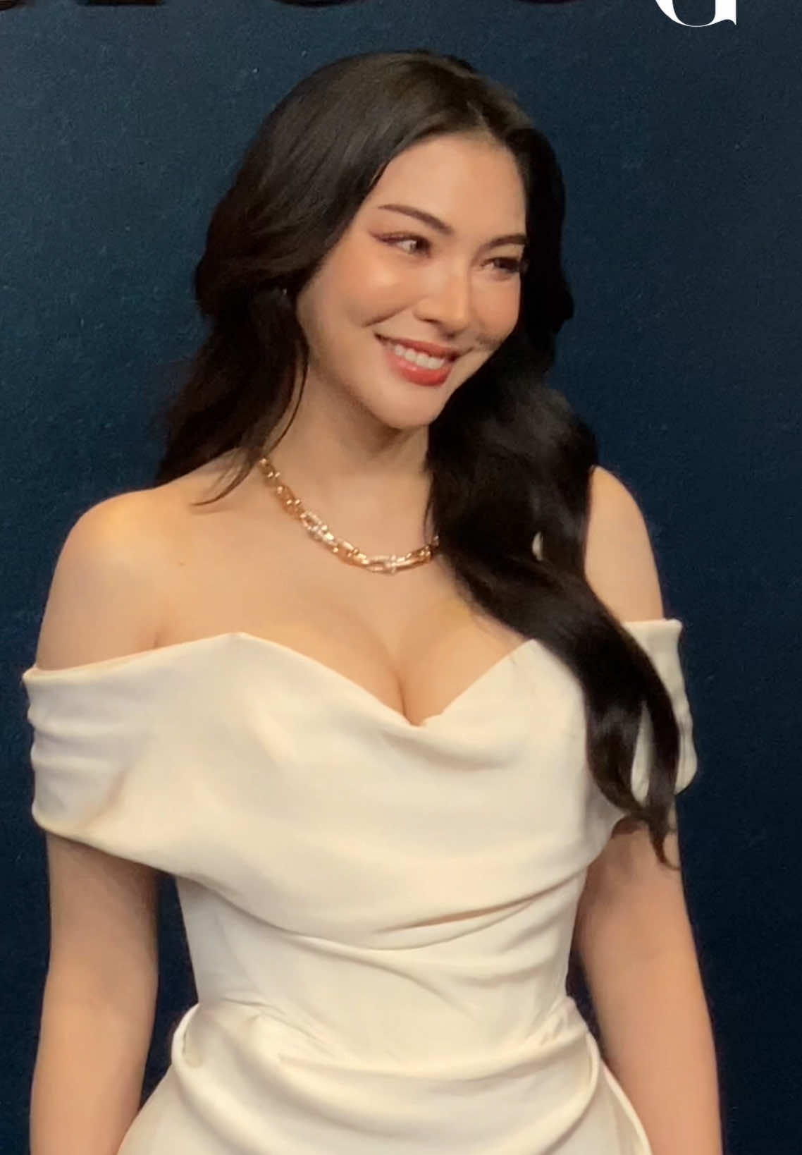 Goddess Faye Peraya in white dan barang kemas Tiffany & Co. 