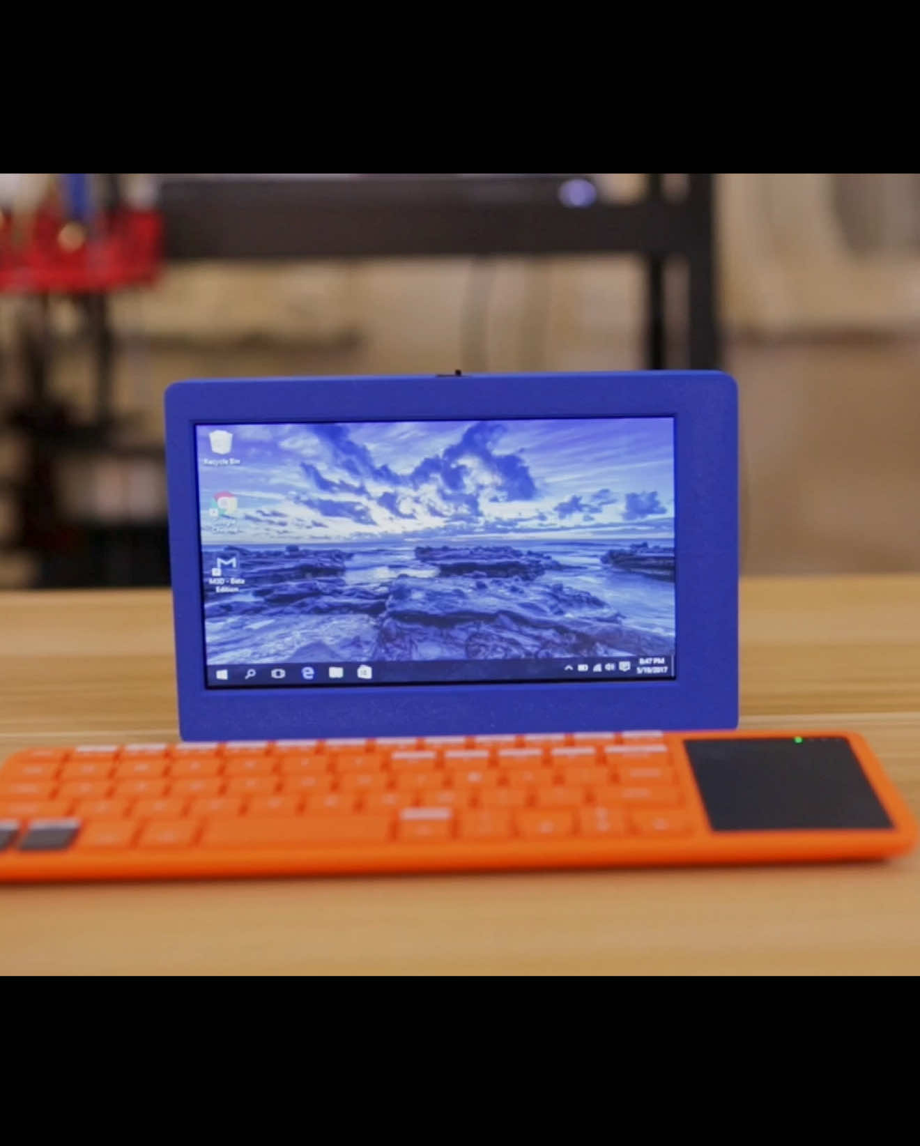 Build a portable mini PC. This 7in display has a built-in battery and works with any HDMI device! Guide: learn.adafruit.com/7-mini-pc https://youtu.be/TVRC_yISVvQ #3DPrinting #DIY #Electronics #adafruit