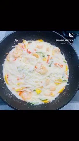 Din seria #retetela4maini azi avem taitei de orez cu creveti si sos din cocos cu nectarine🤯 OMG Zucchini Kapia  Nectarina Creveti O conserva cu bautura de cocos Putina sare dupa gust  Cca 20 minute pentru pregatit si inca 10 minute de asteptare, dupa ce se adauga pastele peste toata nebunia🥺  #chooseajobyouloveandneverworkadayinyourlife #sweetsandsaltmaniabymmky #lickingfingersfood #allyoucaneat                  
