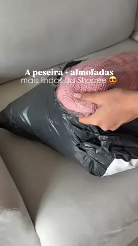 Essa peseira + capas de almofada estão disponíveis na Shopee e dão aquele toque sofisticado que faltava no seu cantinho. 🖤 #shopee #peseira #achadinhos #fy 