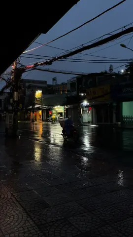 “ Ít ai có thể cười hai lần trên cùng một câu chuyện. Nhưng họ có thể khóc rất nhiều lần trên cùng một nỗi đau….”