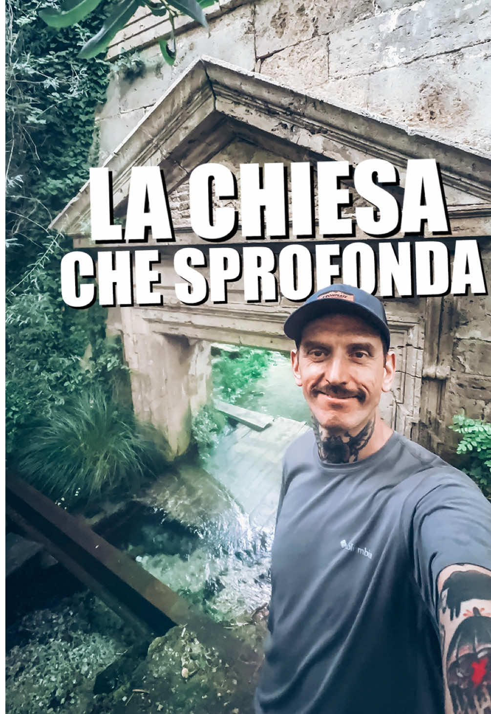 Vai a vederla prima che scompaia del tutto. Si, perchè questa chiesa sta lentamente scomparendo, inghiottita dall’acqua. 📖 è la Chiesa di San Vittorino, in provincia di Rieti. La chiesa è stata costruita sui resti di un tempio pagano dedicato alle ninfe dell’acqua, in una zona soggetta da fenomeni carsici. È per questo che si credeva nell’antichità che fosse un luogo di accesso agli Inferi. La chiesa è circondata da molte leggende: c’è chi dice che qui si compissero sacrifici umani, che di notte appaia la figura del santo a cui è dedicata, e chi è qui è stato martirizzato, che emerge dall’acqua, e che fu proprio il santo a causa lo sprofondamento e che l’acqua fosse miracolosa. L’unica cosa certa è che la chiesa iniziò a sprofondare nel 1800, e che continua a farlo, a causa della sorgente sottostante, la cui acqua cristallina ha invaso l’edificio rendendo l’atmosfera surreale, quasi magica. 📍la chiesa si trova lungo la Salaria, al km88.1, nel comune di Cittaducale. Per le coordinate esatte guarda il reel fino in fondo 📣 manda questo reel a qualcuno con cui vorresti andarla a visitare e seguimi per scoprire altre curiosità come questa! #urbex #sanvittorino #lazionascosto #lazio #luoghiabbandonati 