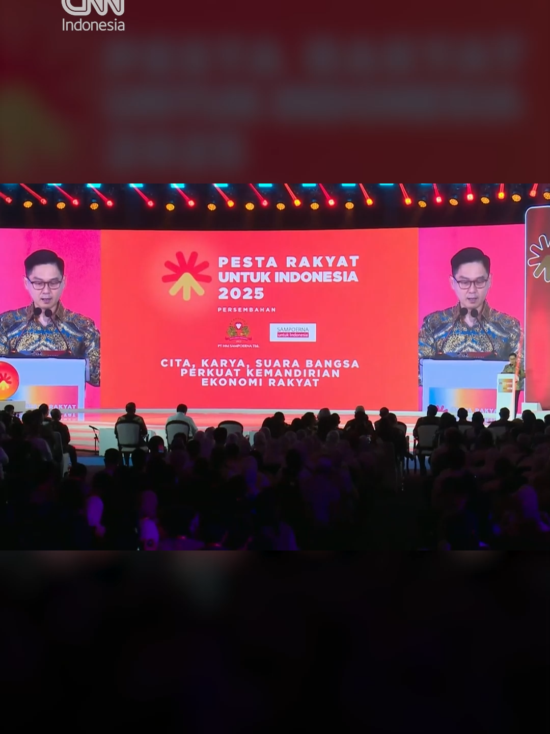 Demi mendorong penguatan ekonomi kerakyatan, CNN Indonesia berkolaborasi bersama CXO dan PT HM Sampoerna menggelar pesta rakyat. Beragam kegiatan dan hiburan tersaji di sana. Koresponden CNN Indonesia, Sufiani Tanjung, melaporkan langsung dari lokasi. #cnnindonesia #cnnindonesiacom #pestarakyat