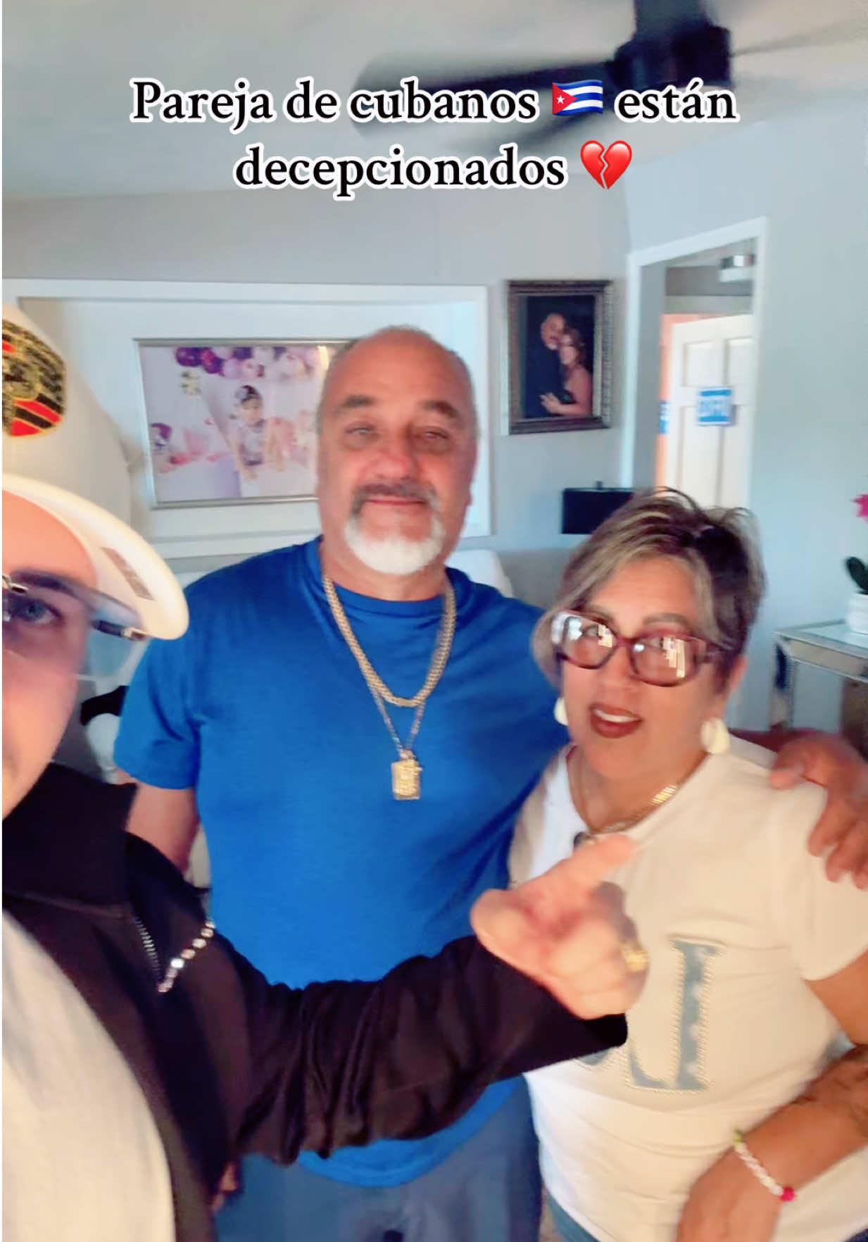 Esta pareja de cubanos 🇨🇺 le han abierto las puertas de su casa a familiares y amigos ‘ les han dado confianza , comida, un lugar donde vivir e incluso el esposo los ha llevado al trabajo sin necesidad de hacerlo , sin embargo en lugar de valorar ese sacrificio y agradecerlo , muchos se han marchado sin reconocer lo que recibieron , mostrando ingratitud y pagando mal a quienes solo quisieron tenderles la mano 🤚🏻  Este mensaje 📩 es un reflejo de lo duro que puede ser ayudar a los demás , porque no todo el mundo sabe agradecer 🧎🏻!! #Malagradecidos #AprendizajeDeVida #Reflexión #Valores #Respeto #Lealtad #Gratitud #PersonasReales #HistoriasDeVida #AmigosDeVerdad #AyudaDesinteresada #SiempreAgradecido #GenteBuena 