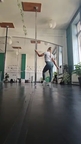 Our no hip routine again 😅🥰❤️ We had a cute little private sess again, lots of strengthening and a cute flow at the end 🤩 #pole #polefitness #poledancing #polestudio #polemotivation 