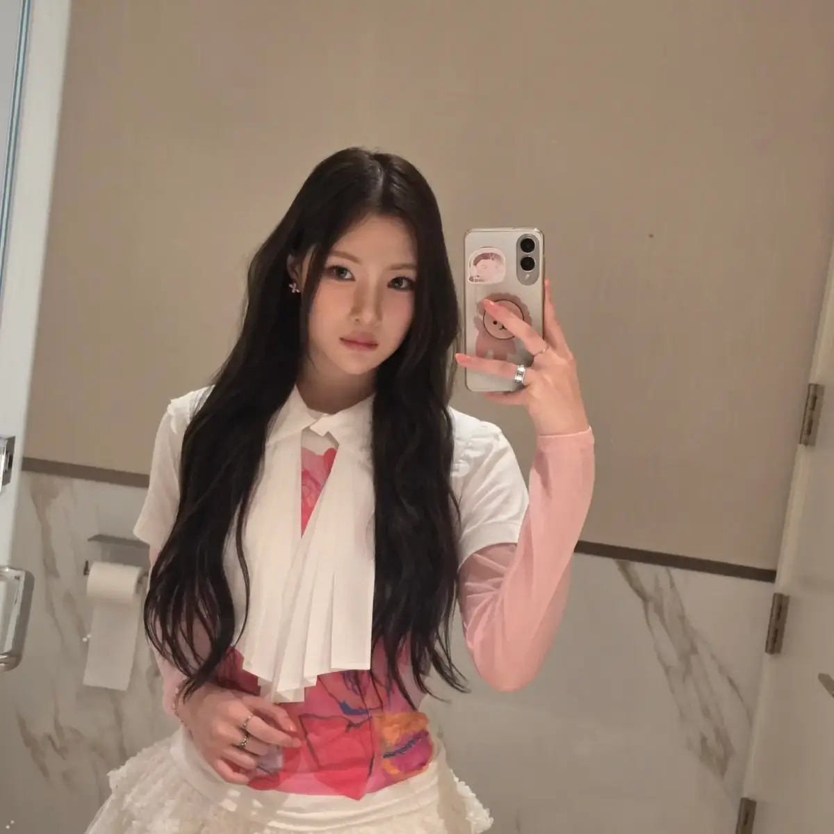 #JUUN weverse update [220825] || Saat lelah, mari kita coba pose terakhir 💗 ✌️^_^✌️.   #HEARTS2HEARTS #hearts2hearts #h2h @Hearts2Hearts 
