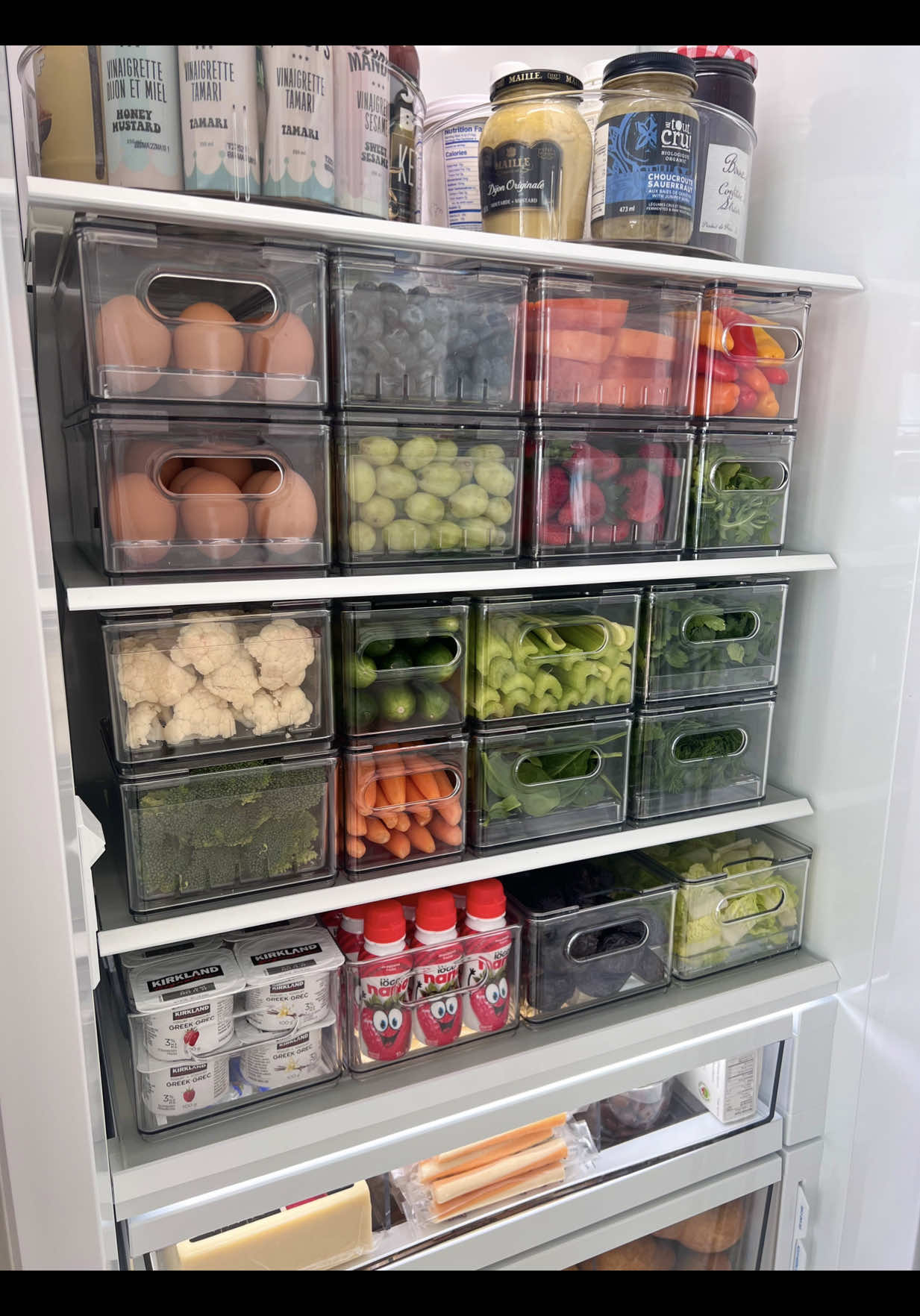 Fresh vibes only 🍇🍑🥬🫐🥭 #fridgeorganization #kitchenorganization #fridgegoals #homeorganization #foodprep 