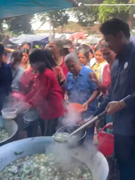 ប្រជាពលរដ្ឋភៀសសឹក ៧ គោលដៅ! ក្នុងខេត្តព្រះវិហារ និងខេត្តឧត្តរមានជ័យ អ្នកឧកញ៉ា ឡេង ណាវ៉ាត្រា  ប្រធានសហព័ន្ធយុវជនបូជាការពារយុត្តិធម៌  ដឹកនាំក្រុមការងារបន្តរៀបចំផ្គត់ផ្គង់ម្ហូបជូន ក្រោមកិច្ចសហការជាមួយ ឯកឧត្តមកិត្តិសង្គហបណ្ឌិត គន់ គីម ទេសរដ្ឋមន្ត្រី អនុប្រធានទី១ គណៈកម្មាធិការជាតិគ្រប់គ្រងគ្រោះមហន្តរាយ  ឯកឧត្តម គីម រិទ្ធី អភិបាលខេត្តព្រះវិហារ  ឯកឧត្តម មាន ចាន់យ៉ាដា អភិបាលខេត្តឧត្តរមានជ័យ ថ្ងៃសុក្រ ២២ សីហា ២០២៥ Neak Oknha Leng Navatra, President of the Federation of Youth for the Defense of Justice, continued to organize the food supplies for displaced people in 7 locations, in Preah Vihear Province and Oddar Meanchey Province. The mission is carried out under the cooperation with: H.E. Kitti Sangahak Bandit  Kun Kim, Senior Minister and the First Vice President of the National Committee for Disaster Management, H.E. Kim Rithy, Governor of Preah Vihear Province, and H.E. Mean Chanyada, Governor of Oddar Meanchey Province. Friday, 22 August 2025 #សហព័ន្ធយុវជនបូជាការពារយុត្តិធម៌ #យុវជនបូជាការពារយុត្តិធម៌ #សន្តិភាព #កម្ពុជា #cambodia