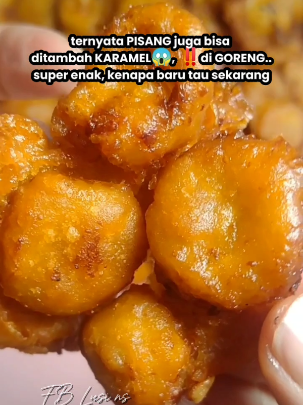 Pisang goreng karamel:  250 g tepung terigu pro sedang  50 g tepung maizena 100 g gula pasir 1/2 sdt vanili bubuk 1 sdm skm ½ sdt garam ½ sdt baking powder  300-350 mL air panas mendidih 35 g margarin leleh Pisang matang -+ 8 buah Iris jadi 4-6 bagian Keterangan: • Nyalakan api kecil, masukkan gula kedalam wajan,. Aduk sampai mencair ,masukkan air panas, aduk cepat, matikan api kompor, masukkan margarin dan susu SKM aduk sampai rata sisihkan • dalam wadah lain, masukkan terigu, maizena, garam, vanili bubuk, baking powder aduk merata, tuang perlahan cairan karamel sampai kekentalan sedang, aduk merata. ( Karamel tidak perlu di tuang semua, apabila dirasa kekentalan sudah cukup, sisihkan sisanya ) • Masukkan pisang yang sudah diiris kedalam adonan, goreng kedalam minyak panas, hingga menguning keemasan, jangan lupa di balik.. • angkat dan tiriskan, sajikan saat hangat lebih nikmat 🙏, selamat mencoba...🥰 #lusins #pisanggorengviral #pisanggorengkaramel  #tiktokviral 