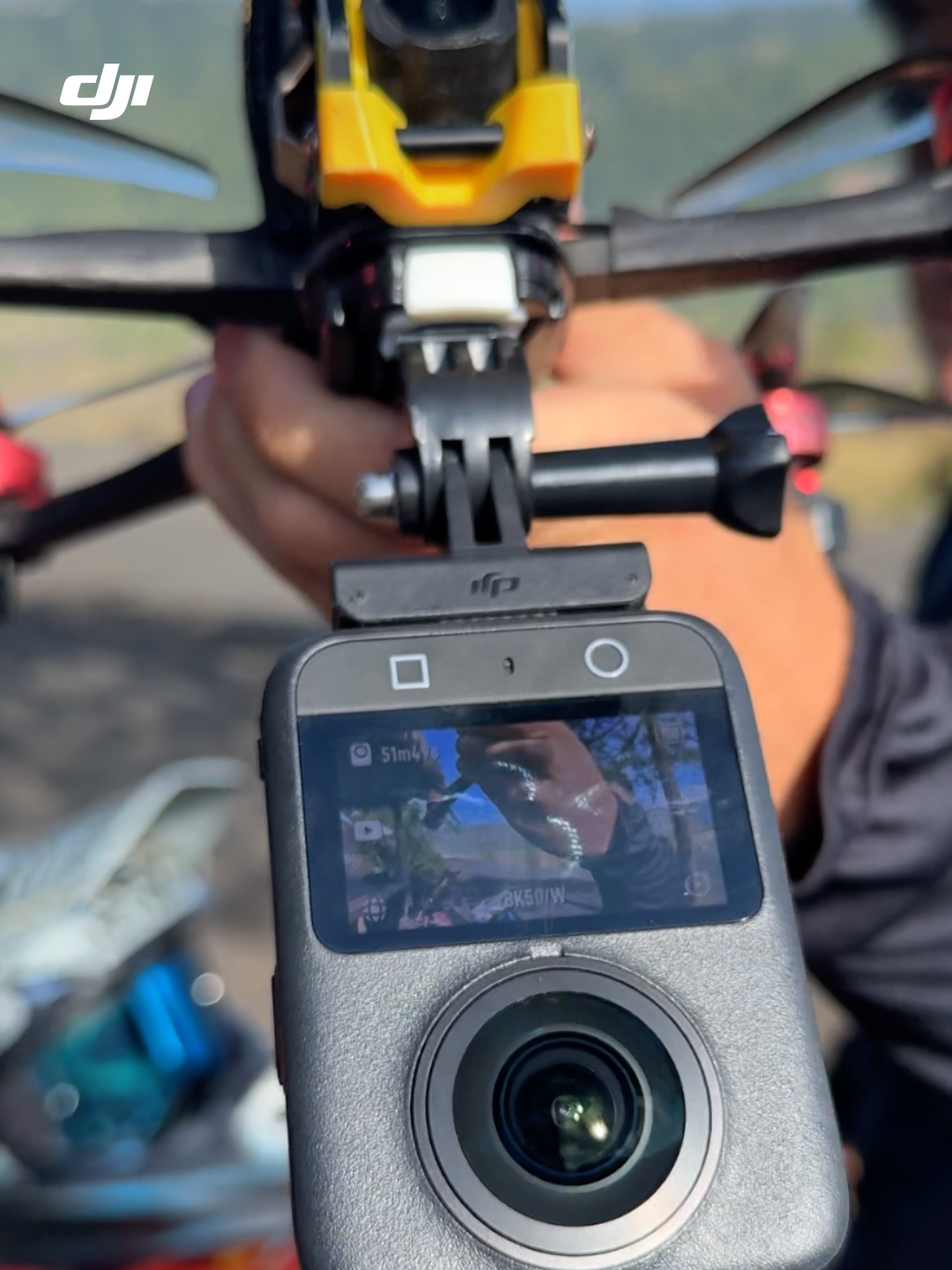 🏍️ 溶岩地帯をバイクで爆走—— Osmo 360の1.2億画素で撮った迫力映像🔥 ヤバくない？ 🎬：@alexuspk #DJI #Osmo360 #360度カメラ #バイク