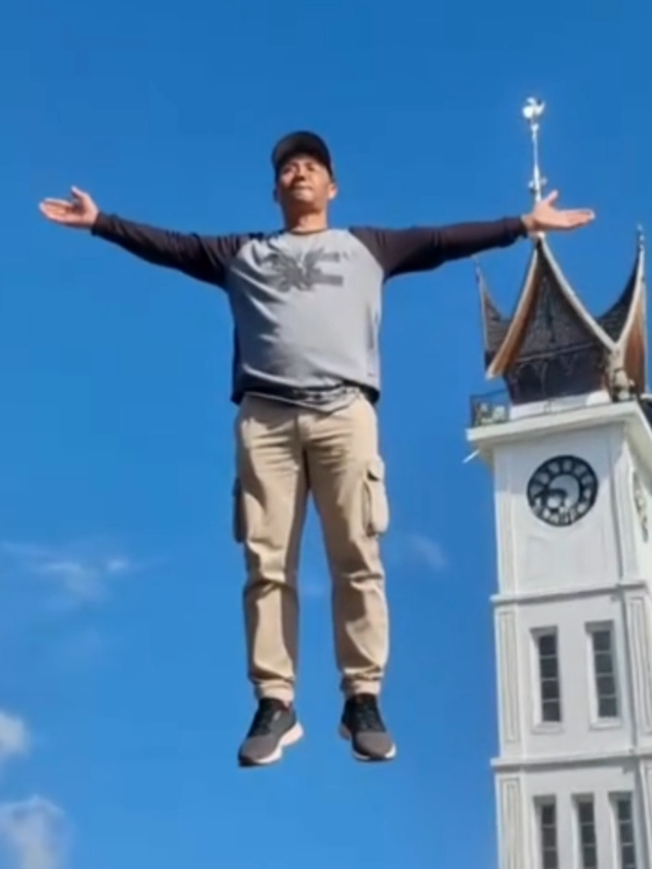 Terbang Di Jam Gadang, Bukittinggi menggunakan Filter ai Flying #terbang #flyingfilter #jamgadang #bukittinggi #CapCut 
