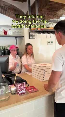 They told me: try doing the flip bottle challenge…🤣  The protagonists are Marika and Sonia from @Pit'sa | Pizzeria e aperitivo a beautiful pizza concept in Bergamo that offers vegan options and employs people with disabilities 🙂 #cheflife #pizza #food #restaurant #comedy 