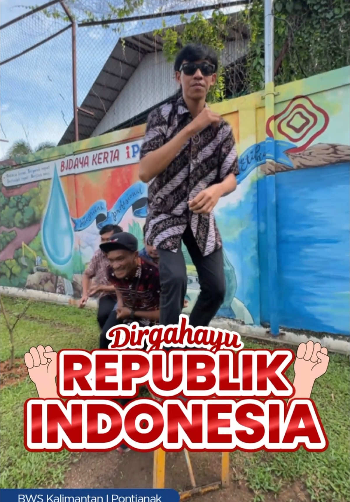Hallo #SobatKapuas ☺️ 🇮🇩✨  Masih dalam euforia hari kemerdekaan, mimin rangkum dikit nih kegiatan dalam rangka HUT ke-80 Kemerdekaan Republik Indonesia yang dilaksanakan oleh UPT Balai di Provinsi Kalimantan Barat. Berbagai kegiatan eksternal dan internal. Mulai dari Gerakan Irigasi Bersih, aksi peduli lingkungan, donor darah massal, senam bersama, hingga aneka lomba yang mengandalkan kebersamaan. Rangkaian kegiatan ini bukan hanya selebrasi, tetapi juga menanamkan nilai perjuangan, gotong royong, persatuan, dan kepedulian, sebagai semangat untuk terus melanjutkan pembangunan bagi kesejahteraan rakyat. ✨ Selamat Hari Ulang Tahun ke-80 Kemerdekaan Republik Indonesia. Dirgahayu RI! 🇮🇩 @kementerianpu @pupr_sda #SigapMembangunNegeriUntukRakyat #MengelolaAiruntukNegeri #BWSKalimantanIPontianak
