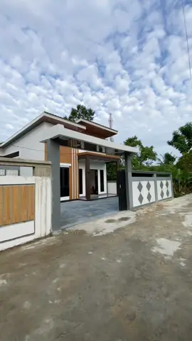 Siap Huni Termurah Type 115 Banyak Bonusnya !!  ** Spesifikasi : - Type 115 Full bangunan - Luas tanah 10 x 20 meter - 3 kamar tidur - 2 kamar mandi - Listrik 2200 watt - Air bersih PDAM - Teras taman samping - Pintu kaca geser samping & Dapur.  ** Bonus / Free : - Ada Kanopi Dak - Kitchenset - Backdrop TV - Moulding - Wallfoam - Halaman Full Carpot - Lampung Gantung & Bias - Taman mini depan & samping - Pagar Keliling + besi dorong - Gerbang Rumah. * Minat Survey Booking Hubungi : WA : 0858-0621-4267 / bang edy #rumahpontianak #rumahmakanpontianak #carirumahpontianak 