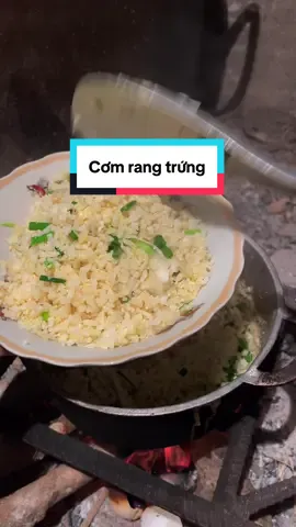 Mẹ thức dậy sớm, lấy cơm nguội từ hôm trước rang với ít mỡ lợn, thêm chút nước mắm và hành lá là cho ra một chảo cơm rang thơm giòn béo ngậy. Hôm nào gà đẻ nhiều là có quả trứng đập vào rang kèm. Đối với mình món ăn dù đơn giản, mộc mạc nhưng đó là một hồi ức ngọt ngào và bình dị #nongtraibinhan #quehuong #nongthon 