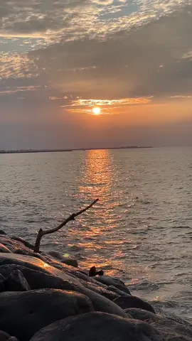 Bukan hidup kita yang salah  Tapi rasa syukur kita yang kurang#sunset #somebodypleasure #senja #pantai #lensaapexel 