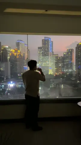 Mau nginep disini juga? Klik aja tag lokasi di video ini, langsung booking deh!  #nginepserudulu #mangkuluhurartotelsuites 