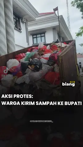 Warga Desa Bangkonol, Pandeglang, geram dengan dampak TPA yang mencemari lingkungan dan mengancam kesehatan.  Mereka membawa sampah ke kantor Bupati sebagai bentuk protes dan menuntut perubahan.  #Pandeglang #AksiWarga #TPABangkonol #LingkunganSehat #ProtesWarga 
