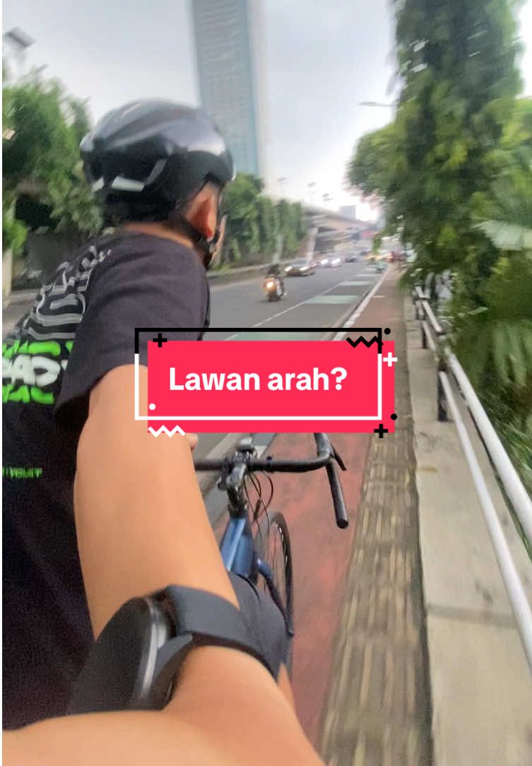 Pernah gak lu putbal tapi lawan arah di trotoar? 🤣 hayoh, menurut lu, diperbolehkan gak sebenernya riding kaya gini? #fyp #bikelife #jakarta #nixchons 