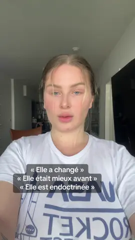 J’ai trouvé la paix. Et oui, j’ai changé. Avant, je croyais que la force c’était l’ego, cette armure qu’on se forge pour survivre. Je croyais que me battre contre tout et tout le monde allait me rendre libre. En réalité, ça m’éloignait de moi-même. L’ego me faisait croire que je devais toujours avoir raison, toujours contrôler, toujours être dans la lutte. Mais derrière cette carapace, il y avait une petite fille blessée qui n’osait plus montrer sa vulnérabilité. On me dit « tu étais mieux avant ». Mais mieux pour qui ? Pour ceux qui profitaient de mon insécurité et de mes blessures ? Je n’étais pas mieux avant, j’étais en guerre avec moi-même. Aujourd’hui, je suis revenue vers mon enfant intérieur. Cette petite fille en moi qui n’avait besoin que d’amour, de douceur, de sécurité. C’est en retrouvant cette partie innocente et sincère de mon âme que j’ai compris que le bonheur ne se trouve pas dans la rébellion ni dans les discours de l’ego, mais dans l’abandon, dans la confiance et dans la foi. On me dit « elle est endoctrinée ». Non. Je ne suis pas endoctrinée, je suis revenue à mon essence. L’Islam n’a pas été une prison, il a été une délivrance. Il m’a rappelé que je n’avais pas à me construire une armure pour exister, parce qu’Allah m’a déjà honorée en tant que femme. Je n’ai plus besoin de prouver, de lutter, de crier. J’ai juste besoin de revenir à mon cœur, à ma vulnérabilité, à ce qu’il y a de plus pur en moi. Oui, j’ai changé, parce que j’ai choisi d’écouter mon âme plutôt que mon ego. J’ai choisi d’apaiser cette petite fille en moi qui voulait juste être protégée et aimée. Et dans la soumission à Dieu, j’ai trouvé la vraie liberté. Je ne cherche pas à convaincre, je ne cherche pas à imposer. Je demande simplement le respect de mon chemin, comme je respecte celui des autres. Chacun trouvera son apaisement là où son âme est appelée à le trouver. Moi, je l’ai trouvé ici. Et je prie que Dieu accorde à chacun cette lumière, ce retour à soi, ce retour à l’innocence. Parce qu’au fond, la paix, c’est simplement redevenir cet enfant intérieur, libéré des masques et des blessures, qui vit dans l’amour et dans la vérité.