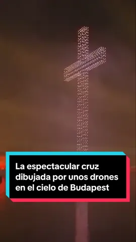 ✝️ La espectacular cruz dibujada por unos drones en el cielo de Budapest para celebrar el patrón San Esteban en Hungría Un despliegue de drones iluminó el cielo formando inicialmente la corona de San Esteban, para luego dar paso a una enorme cruz sobre el edificio del Parlamento #hungria #cruz #cristiana #religion #cristianismo    