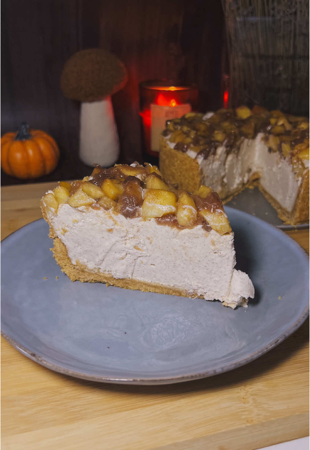 Cine mai adora deserturile cu mere?🥹 Ingrediente 	•	3 mere medii (sau 6 mici) 	•	70 g zahăr brun 	•	scorțișoară (după gust) 	•	1 lingură amidon de porumb 	•	100 ml apă 	•	300 g biscuiți digestivi 	•	150 g unt topit 	•	10 g gelatină 	•	50 ml apă rece 	•	250–300 ml smântână pentru frișcă 	•	550 g cremă de brânză 	•	80 g zahăr pudră 	•	1 linguriță scorțișoară ⸻ Proces 	•	Curățăm și tăiem merele în bucățele. 	•	Le punem într-o tigaie cu zahărul brun și scorțișoara. Fierbem 7–10 minute. 	•	Amestecăm amidonul cu apa, apoi îl turnăm peste mere. Fierbem încă 3 minute, apoi lăsăm să se răcească. 	•	Măcinăm biscuiții digestivi și amestecăm cu untul topit. Punem compoziția într-o tavă rotundă cu pereți detașabili (20 cm), presăm bine pe bază și pe margini. Dăm la frigider. 	•	Punem gelatina la hidratat în apă rece 10 minute, apoi o încălzim la microunde până devine lichidă. 	•	Mixăm smântâna pentru frișcă până devine fermă și o lăsăm deoparte. 	•	Într-un bol mixăm crema de brânză cu zahărul pudră și scorțișoara. Adăugăm frișca și mixăm din nou. 	•	Incorporăm gelatina topită și mixăm bine. 	•	Turnăm crema peste baza de biscuiți. 	•	Adăugăm merele caramelizate deasupra. 	•	Lăsăm la frigider până a doua zi, apoi servim. #cheesecake #nobakecheesecake #fallgirl #autumnrecipes 