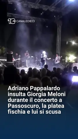 Adriano Pappalardo choc, al concerto organizzato dal Comune di Fiumicino a Passoscuro insulta Giorgia Meloni ma la platea lo fischia. Prima di cantare, il cantante ha rivolto insulti e gesti volgari alla presidente del Consiglio, Giorgia Meloni, facendo riferimenti ai rapporti tra la premier e il presidente degli Stati Uniti Donald Trump. Pappalardo ha poi chiesto scusa: “Ho chiesto scusa tre volte a tutti quanti per quella brutta frase. Mi sono lasciato trascinare da un attimo di intemperanza. Un uomo, poco prima di salire sul palco, mi ha detto che lì erano tutti compagni di sinistra e ho pensato di assecondarlo. È stato un incidente, io faccio musica, non politica”. 🎥 Gruppo FB “Sei di Passoscuro se... lo hai nel Cuore” #Canale10 #AdrianoPappalardo #Meloni #passoscuro #fiumicino       
